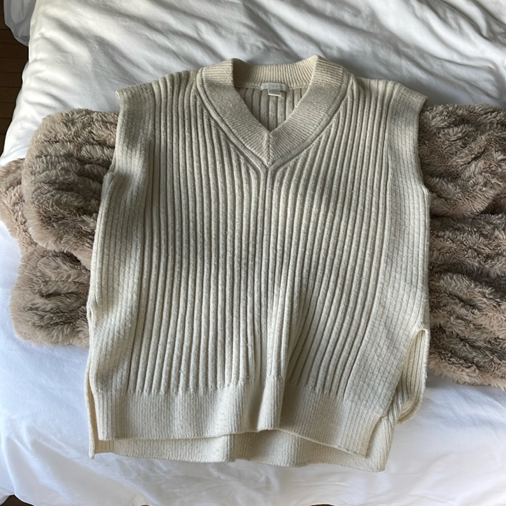 V-neck sleeveless sweater